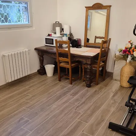 Maison Et Chambres Meublees A Acces Privatifs Bed & Breakfast