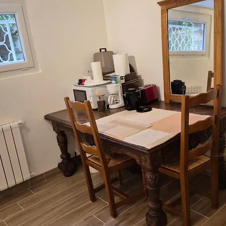 Maison Et Chambres Meublees A Acces Privatifs Bed & Breakfast 3*