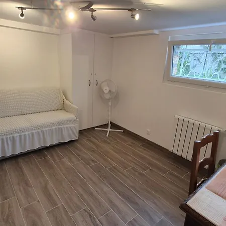 Maison Et Chambres Meublees A Acces Privatifs Bed & Breakfast 3*